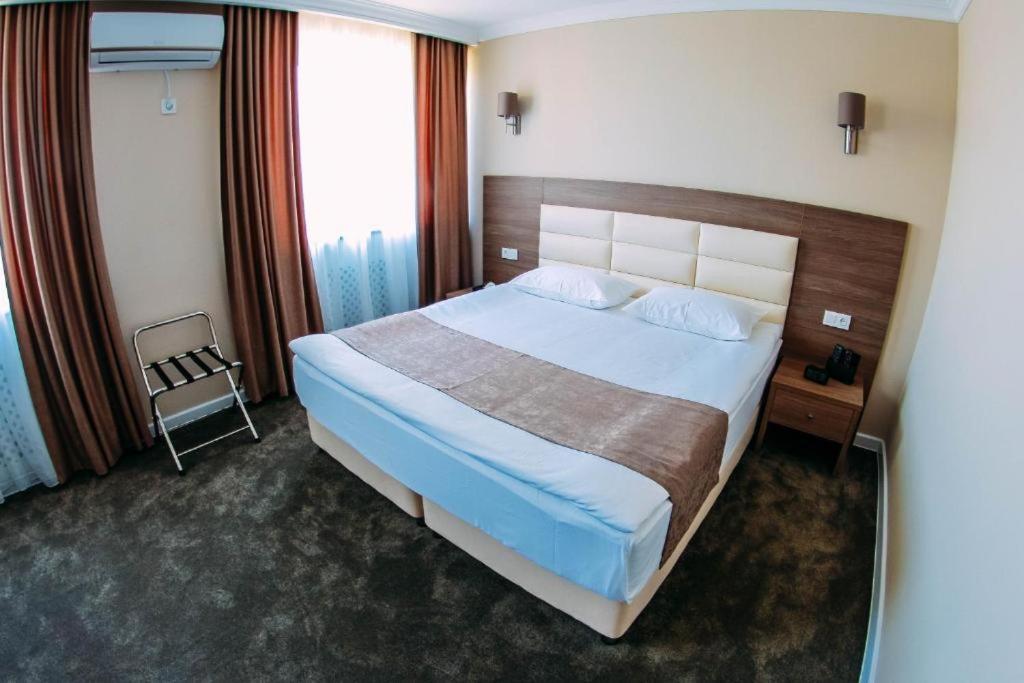 Osh Grand Hotel Chavo Exteriör bild